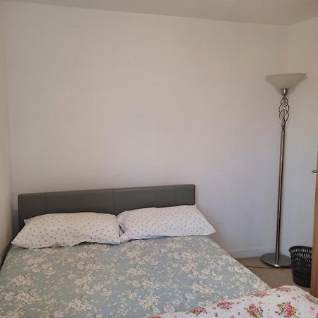 Room Near Heathrow Airport Hillingdon Bagian luar foto
