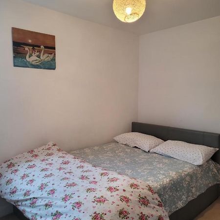 Room Near Heathrow Airport Hillingdon Bagian luar foto