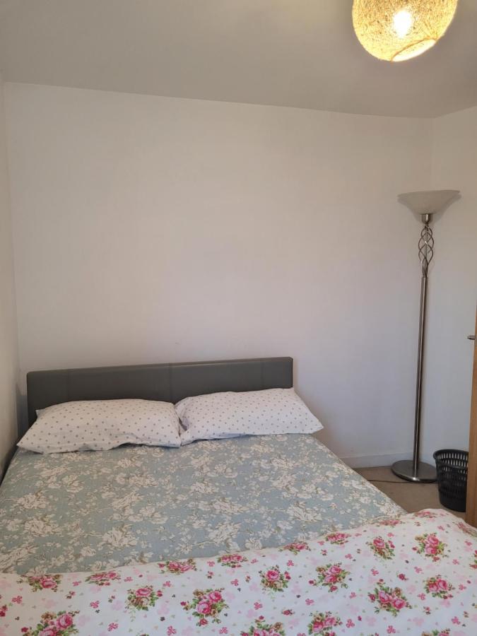 Room Near Heathrow Airport Hillingdon Bagian luar foto