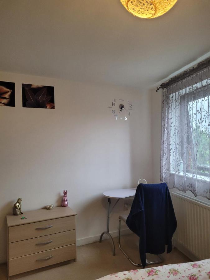 Room Near Heathrow Airport Hillingdon Bagian luar foto