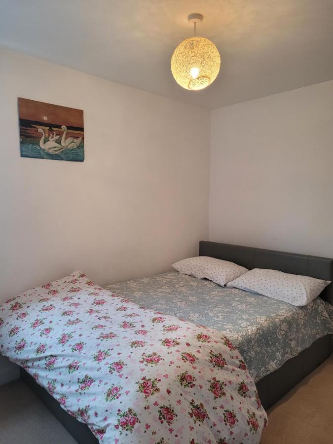 Room Near Heathrow Airport Hillingdon Bagian luar foto